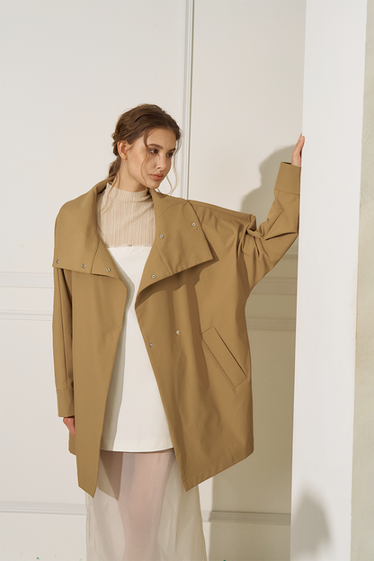 多變領型設計風衣