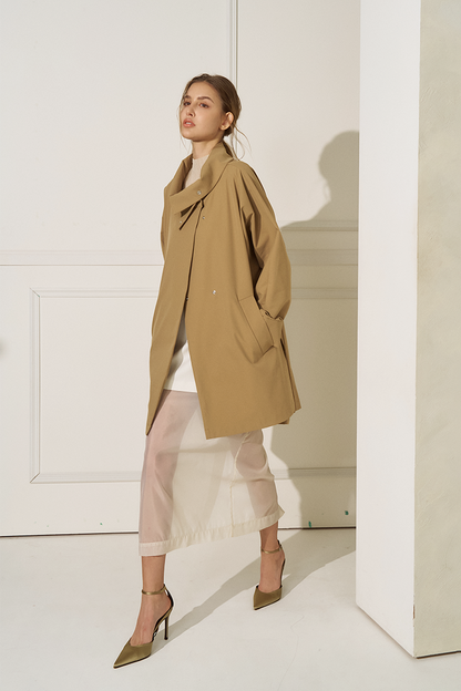 多變領型設計風衣